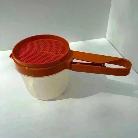 Vintage Tupperware sifter  1689-12 in tangerine with clear base 1493-9 - Picture 1 of 9